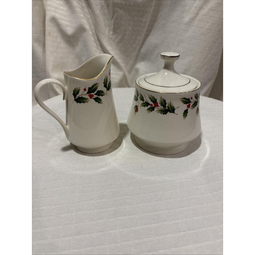World Bazaar Holly Berry Creamer And Sugar‎ Bowl